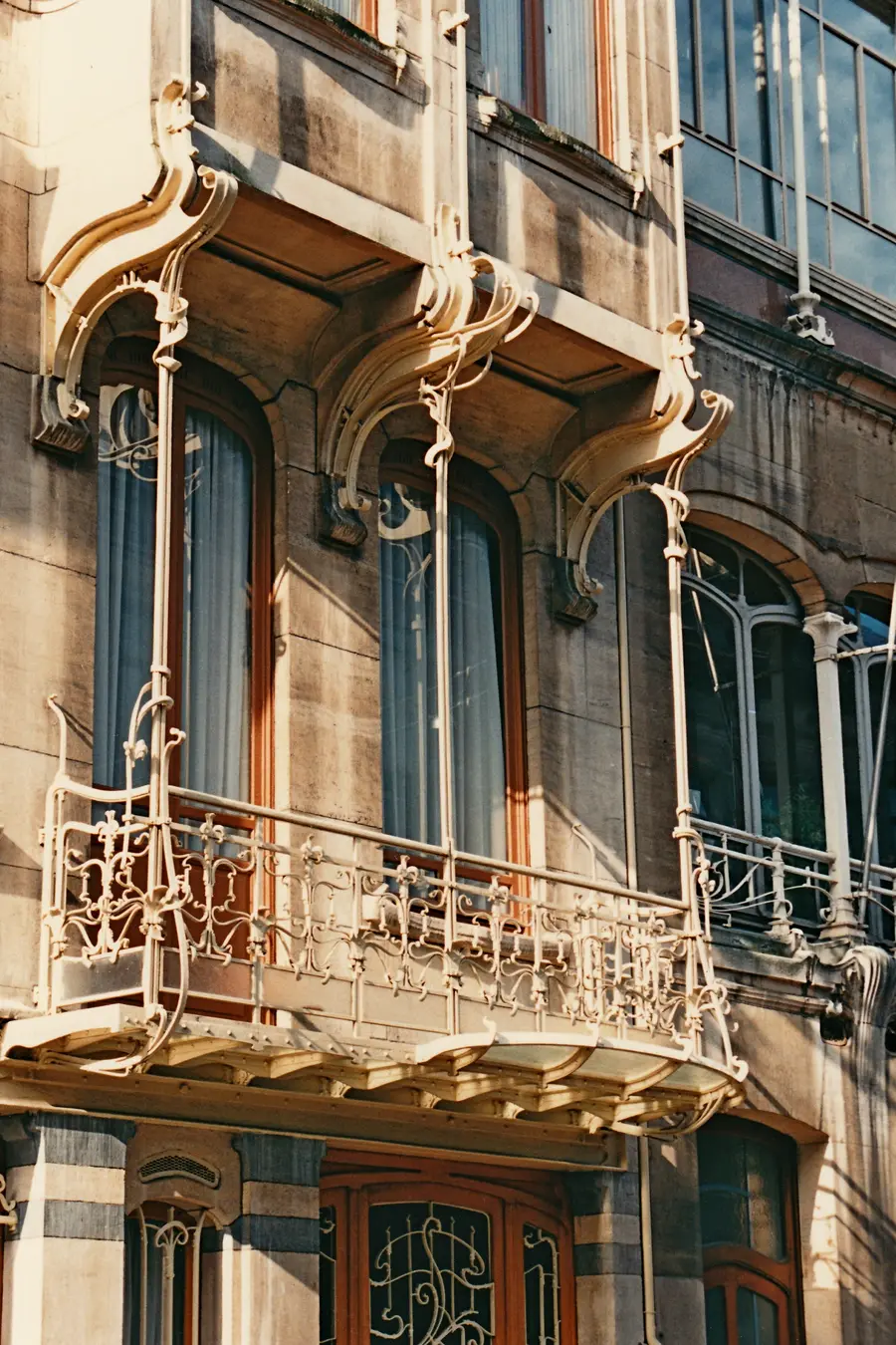 The bay window and iron balcony of Horta's house, seen from the street